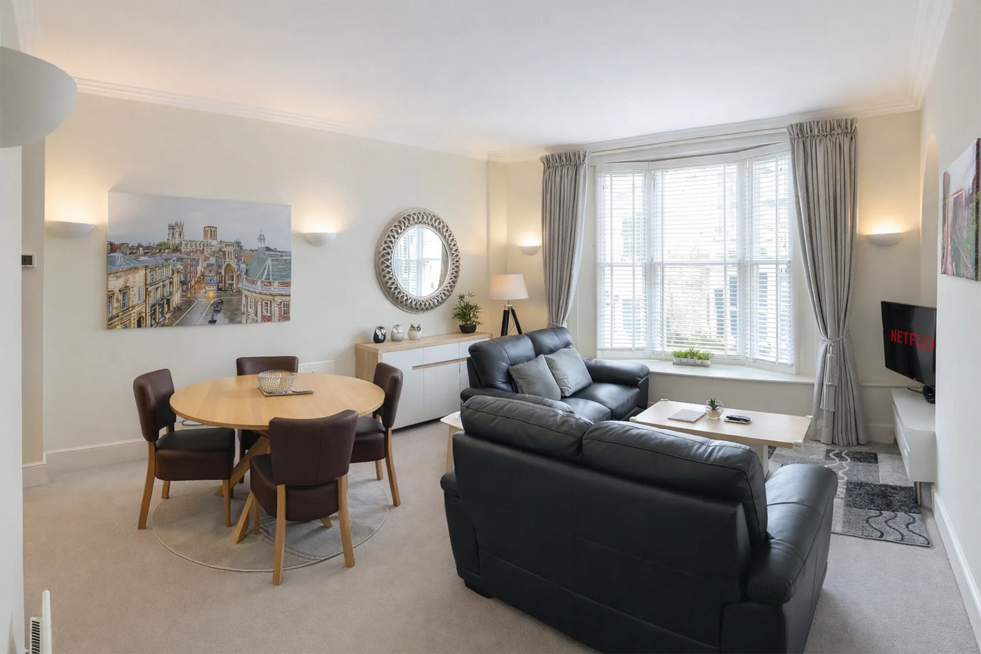 Hunter House Apartment dining area with round table and leather chairs in York city centre