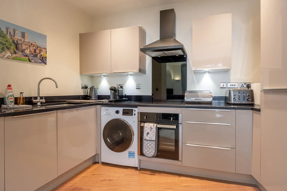 Hunter House Apartment modern kitchen with oven, hob and washing machine in York city centre